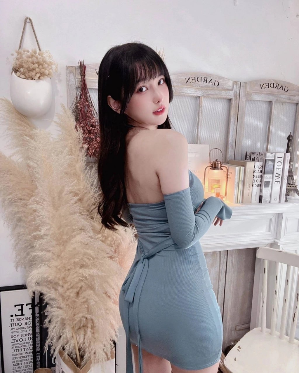 彼女はコケティッシュな振る舞い方を知っており、