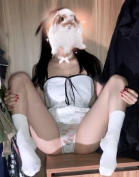 可愛らしい小柄な美少女